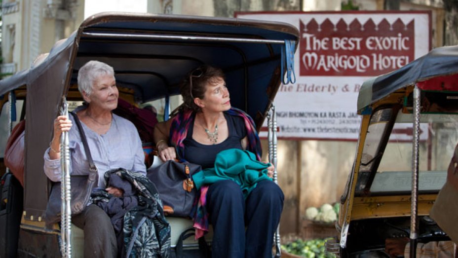  Evelyn (Judi Dench) and Madge (Celia Imrie) in a rickshaw in the Best Exotic Marigold Hotel