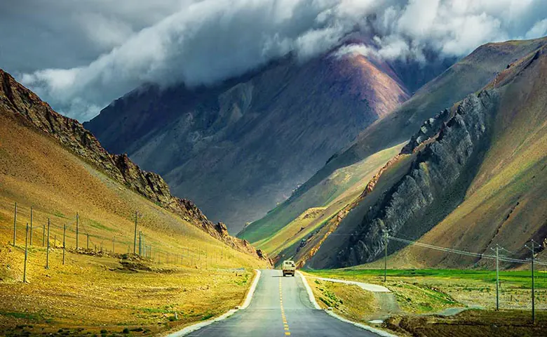 Things to Consider Before Availing Of a Leh-Ladakh Tour Package from a Tourist Agency in Delhi