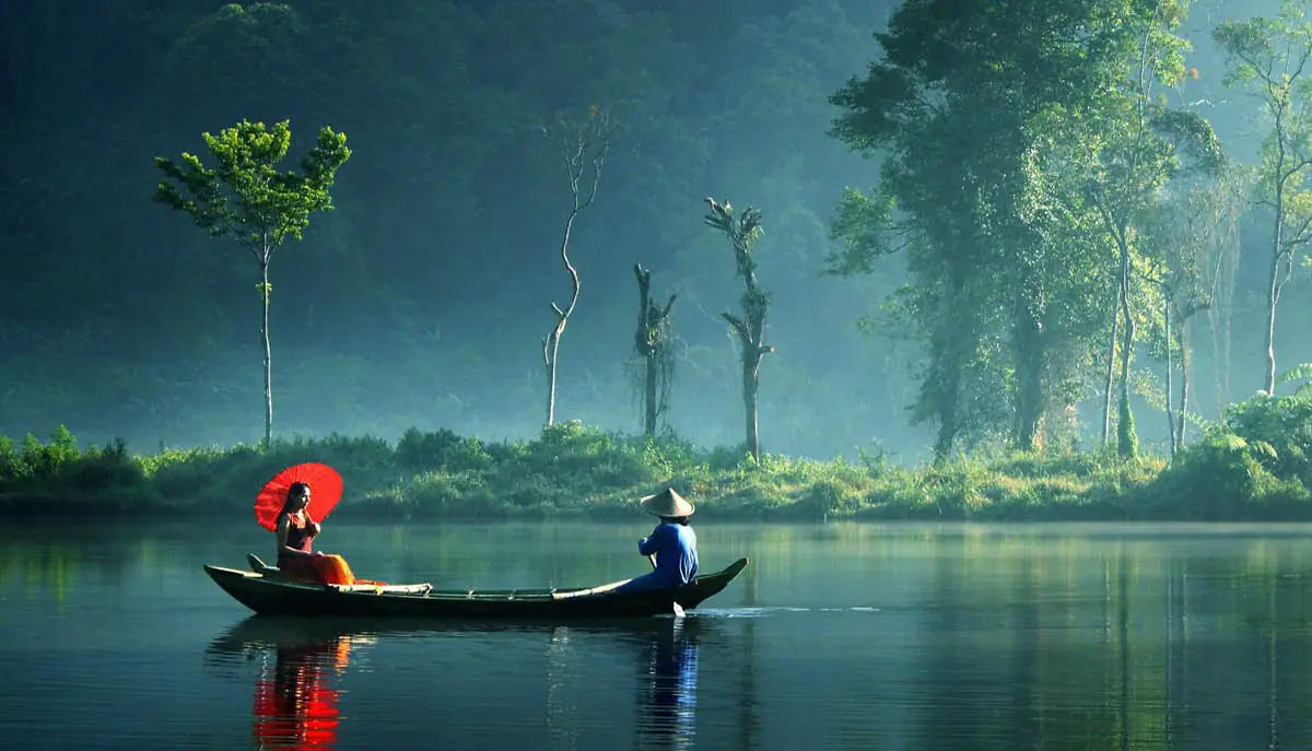 What is the best way to explore Kerala