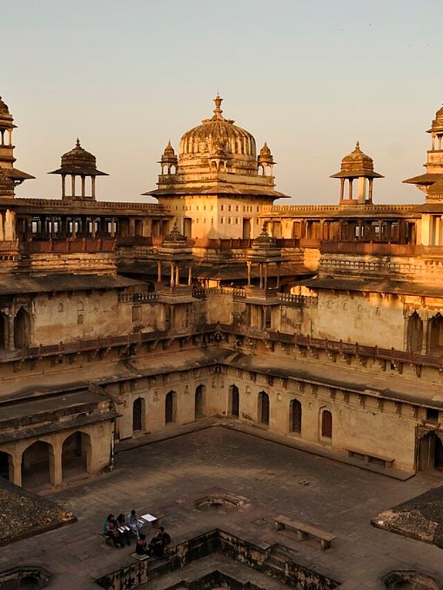 1024px-Jehangir_Mahal,_Orchha (1)