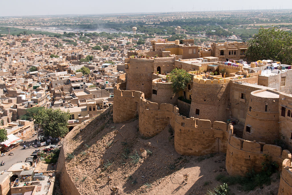 Daniel VILLAFRUELA, CC BY-SA 3.0 <https://creativecommons.org/licenses/by-sa/3.0>, via Wikimedia Commons-Camel Safaris in Jaisalmer
