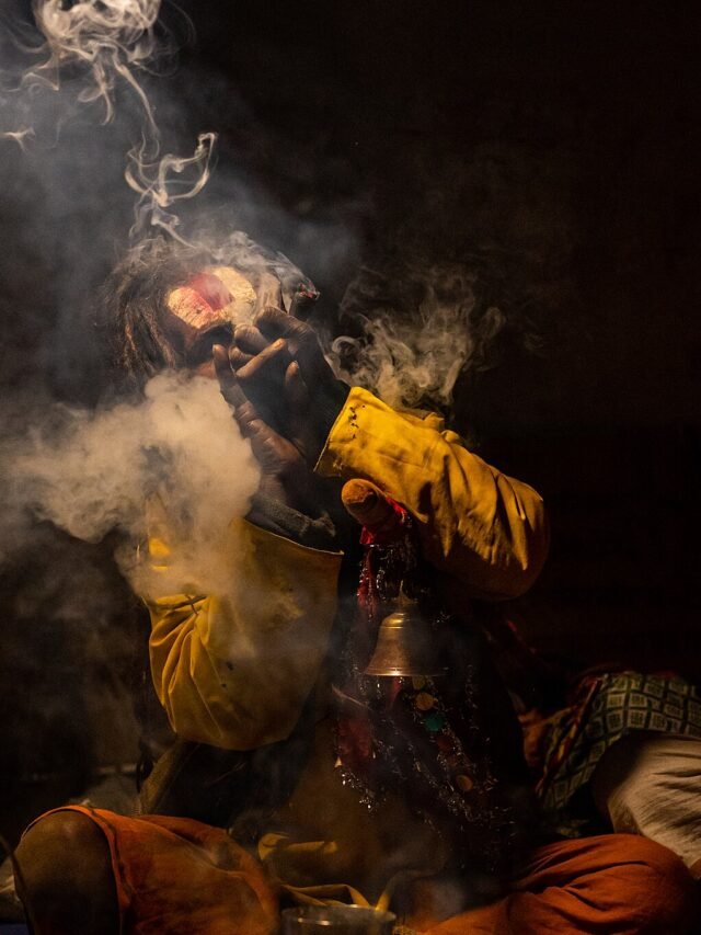 Smoking_Sadhu
