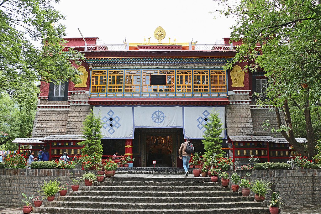 Bernard Gagnon, CC BY-SA 4.0 <https://creativecommons.org/licenses/by-sa/4.0>, via Wikimedia Commons-Dharamshala Travel Guide