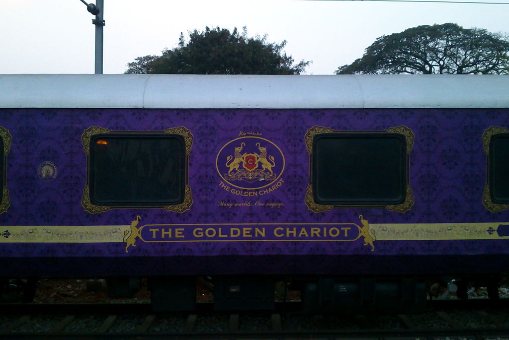 Pranchiyettan, CC BY-SA 2.5 IN <https://creativecommons.org/licenses/by-sa/2.5/in/deed.en>, via Wikimedia Commons-Luxury Trains in India