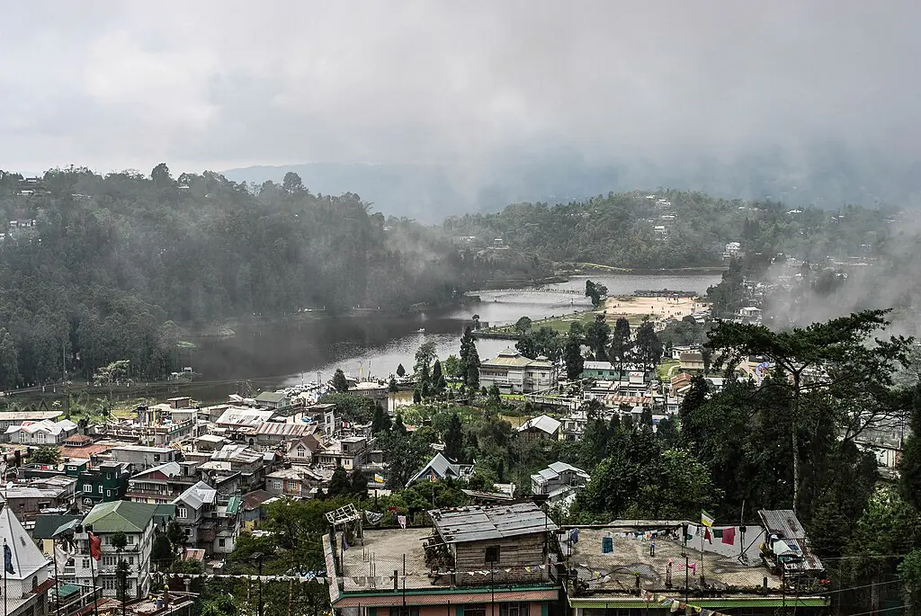 Sujay25, CC BY-SA 4.0 <https://creativecommons.org/licenses/by-sa/4.0>, via Wikimedia Commons-Darjeeling Travel Guide