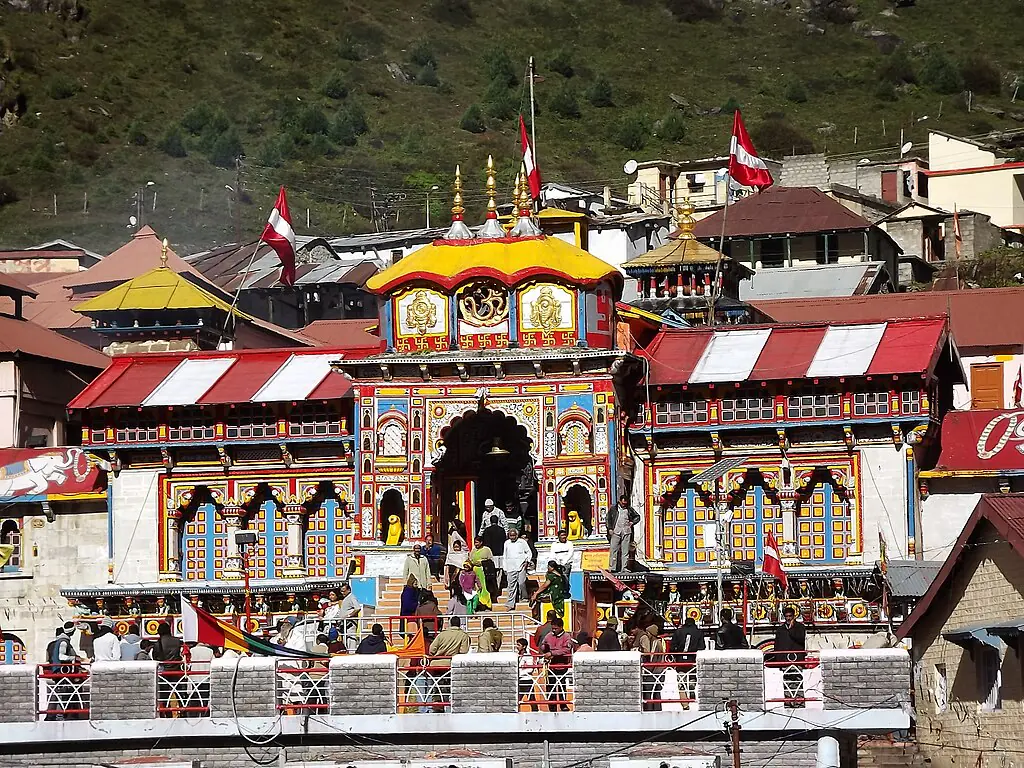 Guptaele, CC BY-SA 4.0 <https://creativecommons.org/licenses/by-sa/4.0>, via Wikimedia Commons-Chardham Yatra by Helicopter