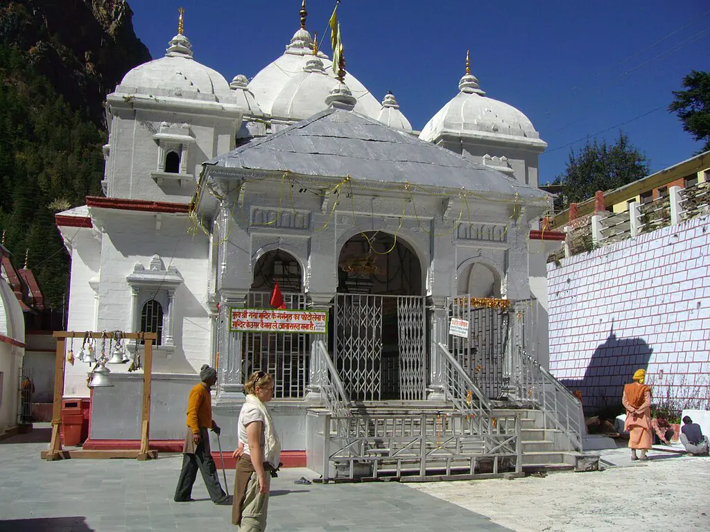 Atarax42, CC BY-SA 3.0 <https://creativecommons.org/licenses/by-sa/3.0>, via Wikimedia Commons-Chardham Yatra by Helicopter