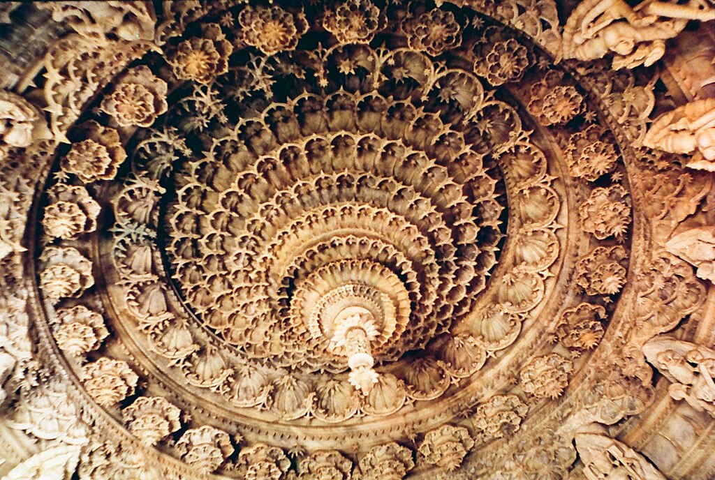 Surohit, CC BY-SA 3.0 <https://creativecommons.org/licenses/by-sa/3.0>, via Wikimedia Commons-Iconic Religious Structures
