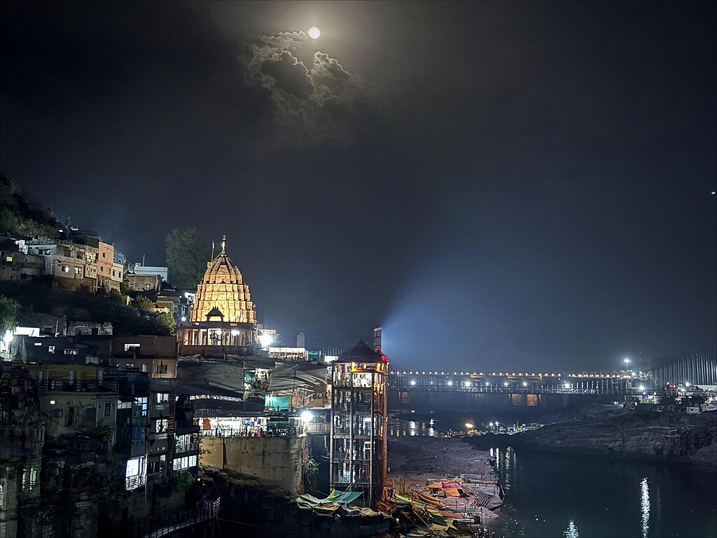 Anushka10patel, CC BY 4.0 <https://creativecommons.org/licenses/by/4.0>, via Wikimedia Commons-Mahakaleshwar Jyotirlinga