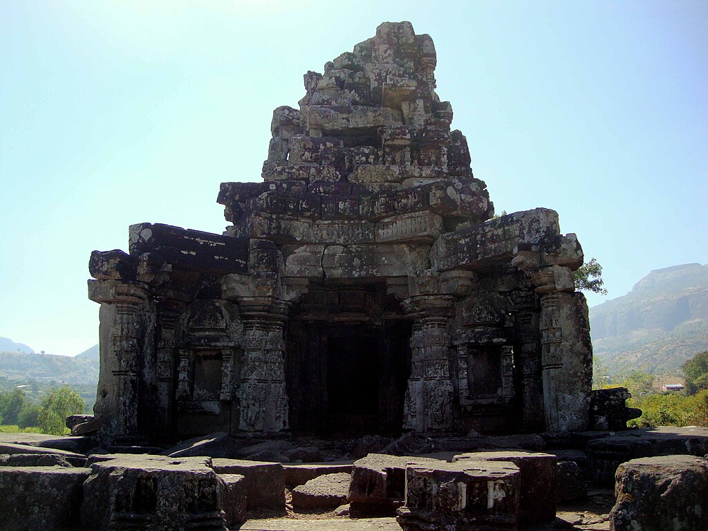 Satishkulkarniwtn, CC BY-SA 4.0 <https://creativecommons.org/licenses/by-sa/4.0>, via Wikimedia Commons-Trimbakeshwar Jyotirling Mandir
