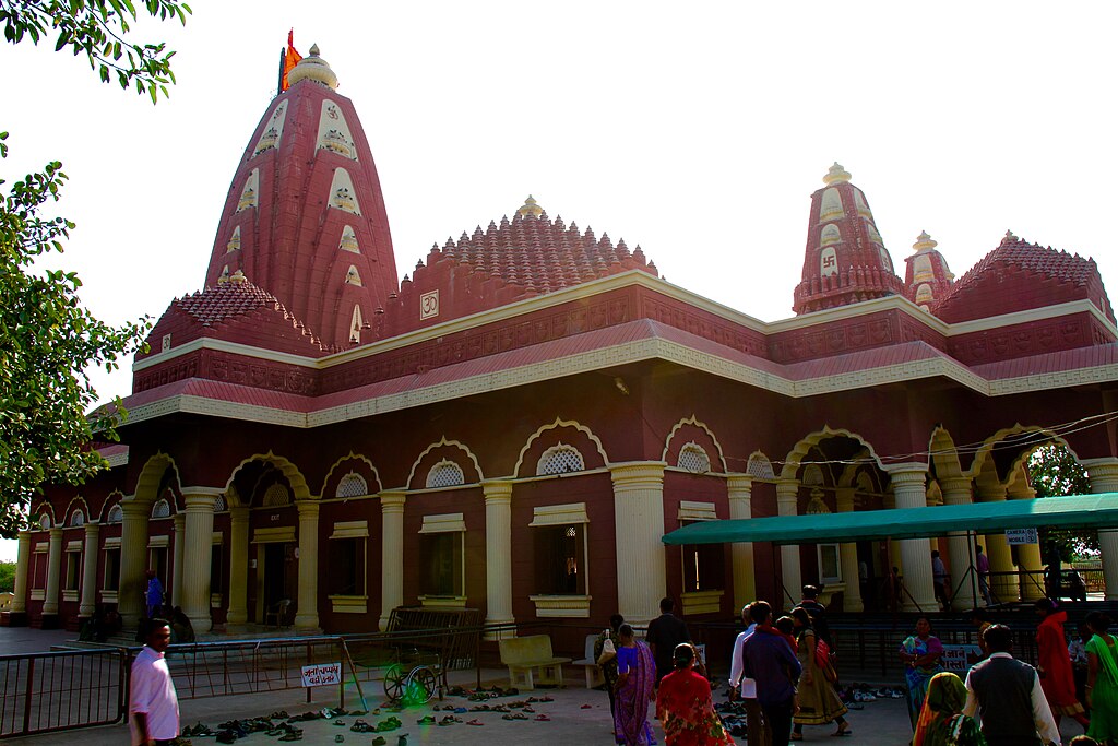 TeshTesh, CC BY-SA 4.0 <https://creativecommons.org/licenses/by-sa/4.0>, via Wikimedia Commons-Nageshwar Jyotirlinga Temple