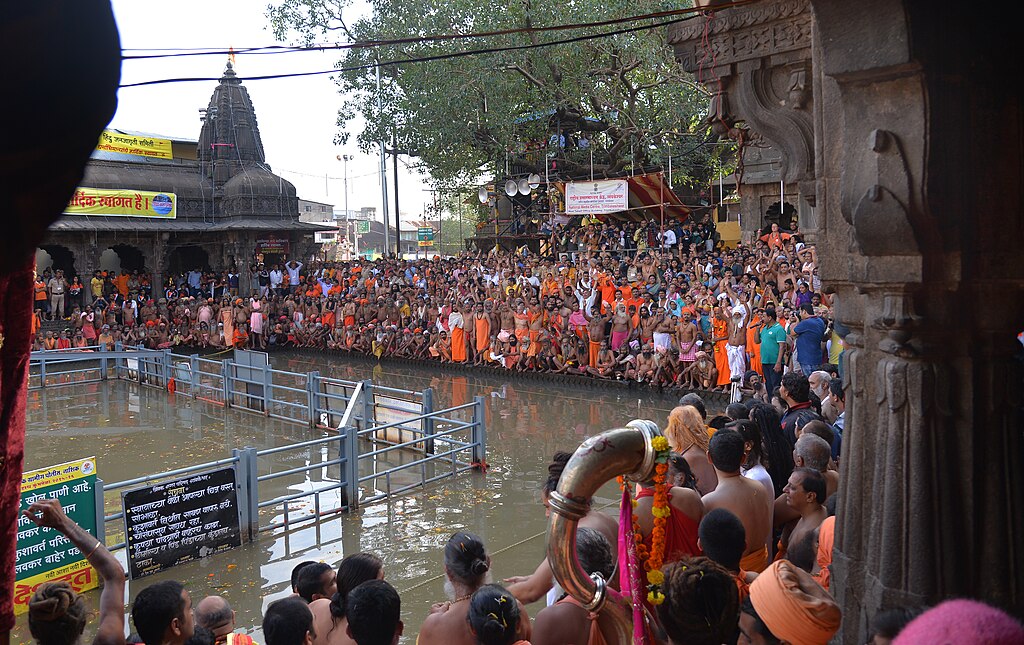 Prashant Kharote, CC BY-SA 4.0 <https://creativecommons.org/licenses/by-sa/4.0>, via Wikimedia Commons-Trimbakeshwar Jyotirling Mandir