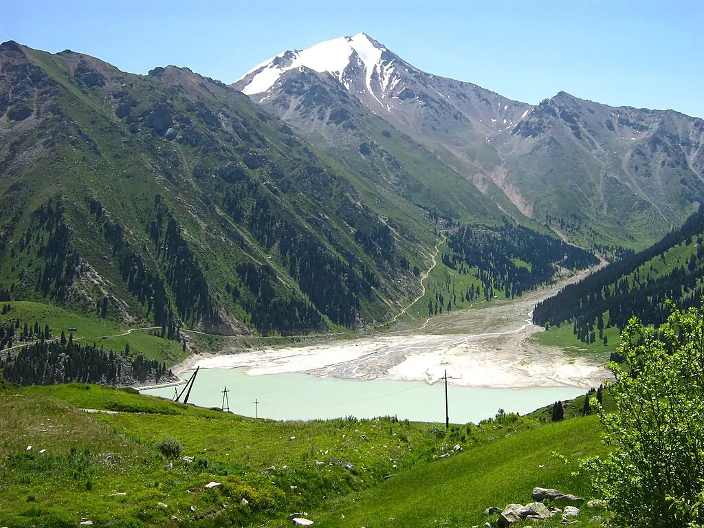 Ds02006, Public domain, via Wikimedia Commons-International Destinations Under 50k