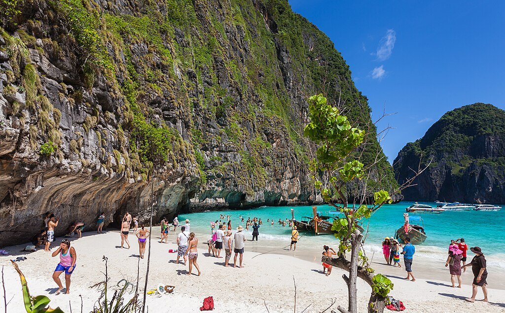 Diego Delso, CC BY-SA 3.0 <https://creativecommons.org/licenses/by-sa/3.0>, via Wikimedia Commons-International Destinations Under 50k