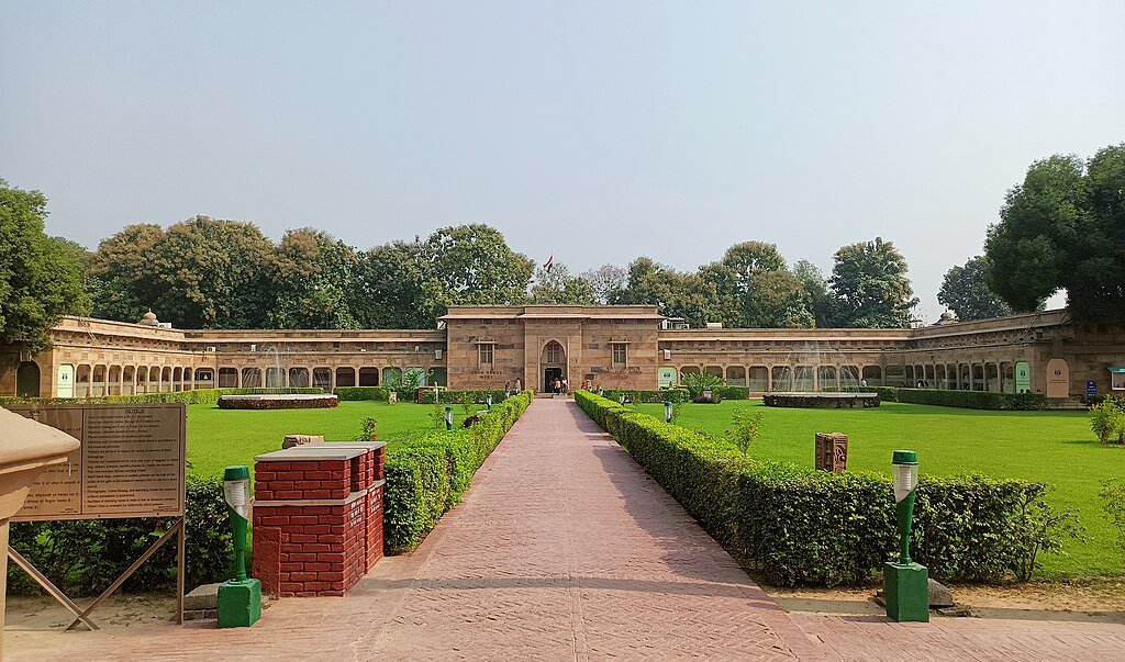 सत्यम् मिश्र, CC BY-SA 4.0 <https://creativecommons.org/licenses/by-sa/4.0>, via Wikimedia Commons-Sarnath Tourism
