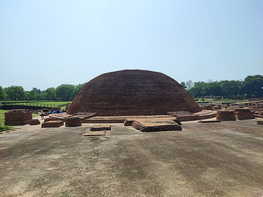 Sumitsurai, CC BY-SA 4.0 <https://creativecommons.org/licenses/by-sa/4.0>, via Wikimedia Commons-Vaishali Buddhist Sites
