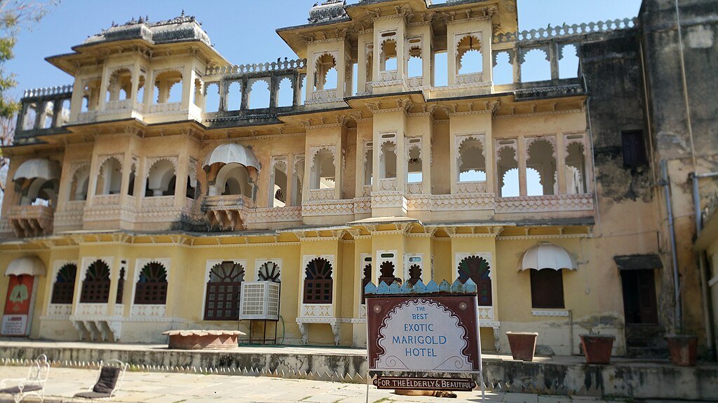 Bonnielou2013, CC BY-SA 4.0 <https://creativecommons.org/licenses/by-sa/4.0>, via Wikimedia Commons-Best Exotic Marigold Hotel Tour India