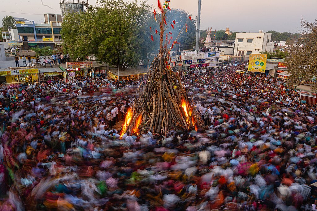 Saurabh sirohiya, CC BY-SA 4.0 <https://creativecommons.org/licenses/by-sa/4.0>, via Wikimedia Commons-Holi in India