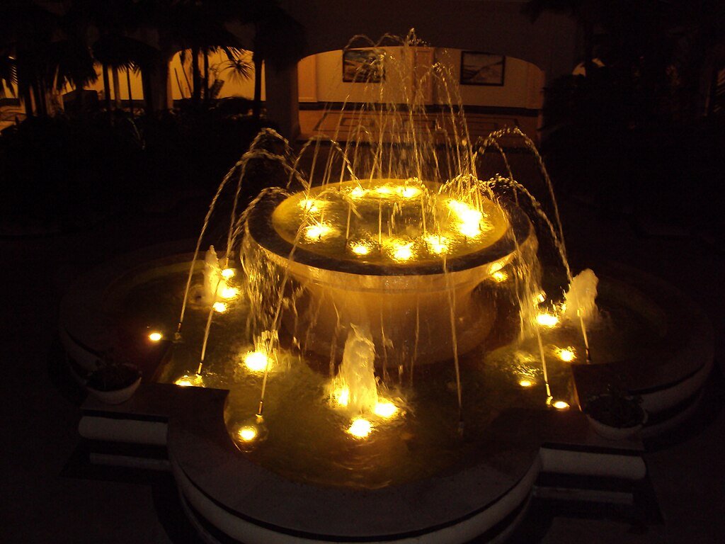 Jagadhatri, CC BY-SA 3.0 <https://creativecommons.org/licenses/by-sa/3.0>, via Wikimedia Commons-Luxury Hotels in India