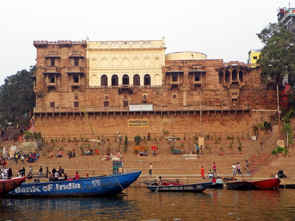 juggadery, CC BY-SA 2.0 <https://creativecommons.org/licenses/by-sa/2.0>, via Wikimedia Commons- Varanasi ghats