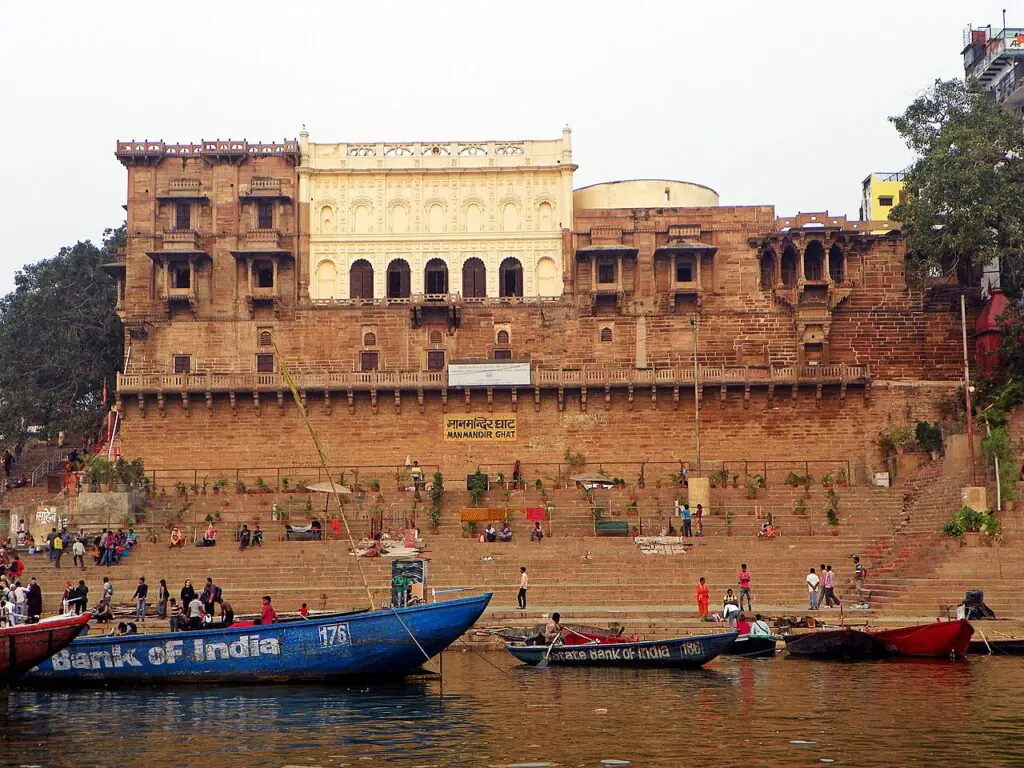 juggadery, CC BY-SA 2.0 <https://creativecommons.org/licenses/by-sa/2.0>, via Wikimedia Commons- Varanasi ghats