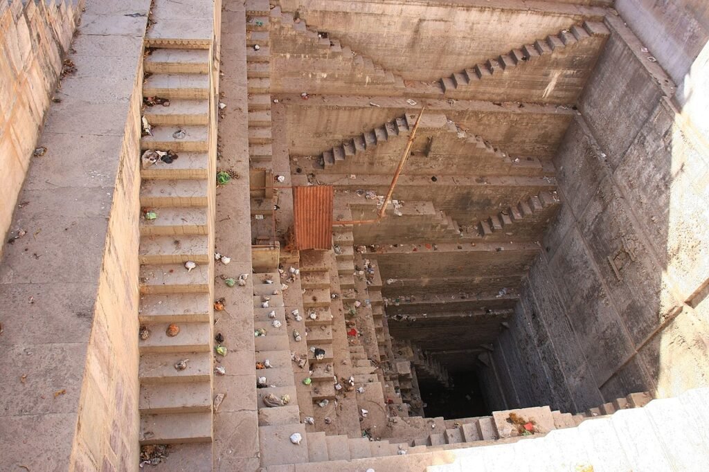 Tinss, CC BY-SA 4.0 <https://creativecommons.org/licenses/by-sa/4.0>, via Wikimedia Commons-Best Stepwells of Rajasthan