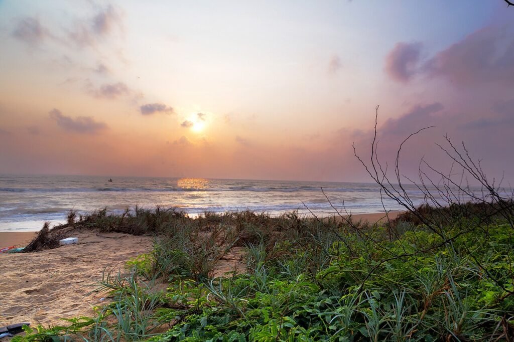 ManojKRacherla, CC BY-SA 4.0 <https://creativecommons.org/licenses/by-sa/4.0>, via Wikimedia Commons-Famous Beaches of South India